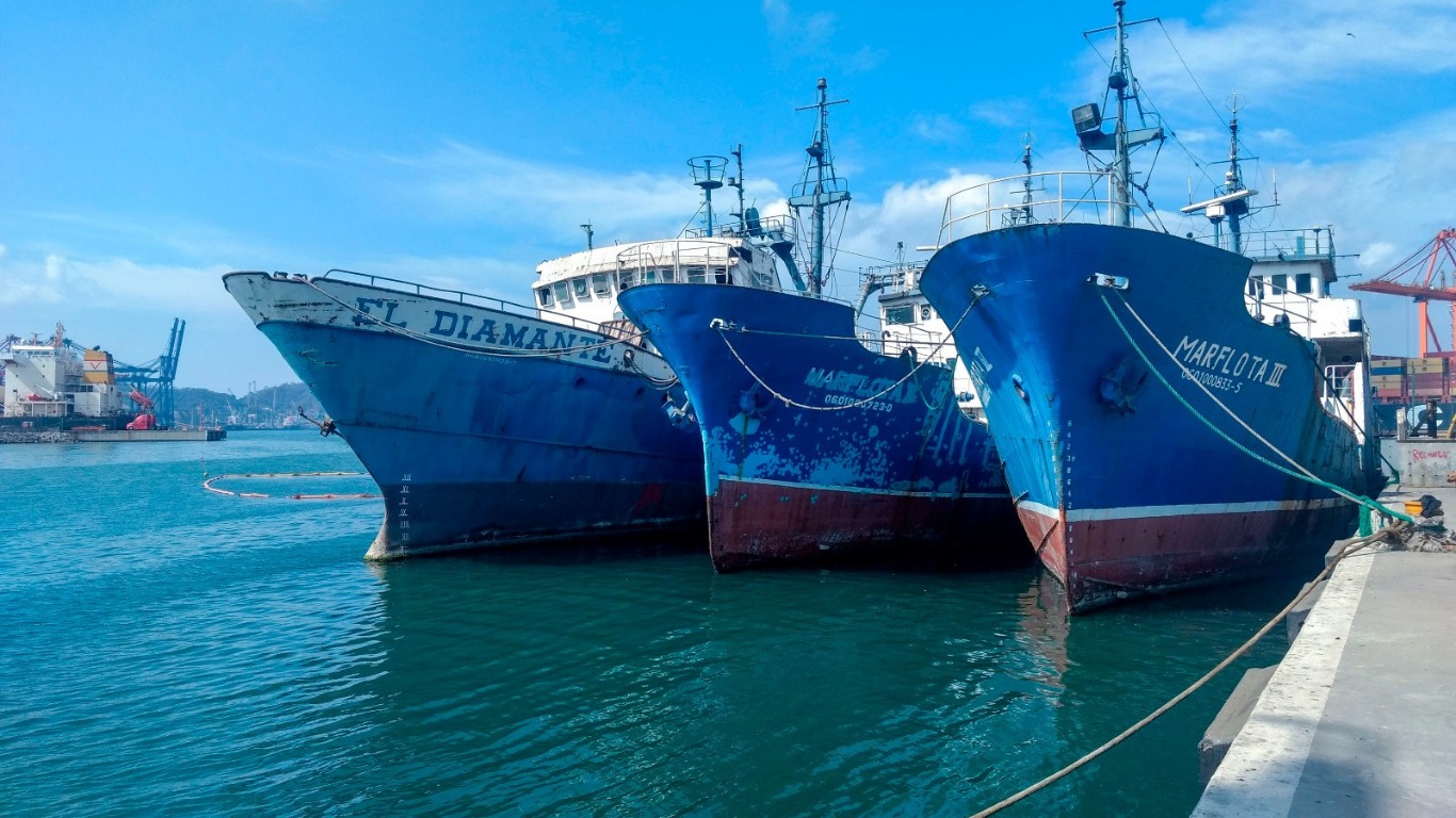 HUNDIMIENTO DE EMBARCACIONES PARA LA CREACIÓN DE ARRECIFES ARTIFICIALES